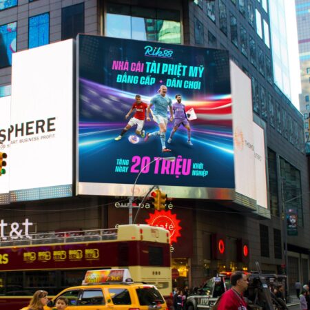 Hình ảnh Rik88 phủ sóng tại trung tâm phố đi bộ và các tòa nhà cao tầng khiến nhiều người hoài nghi.